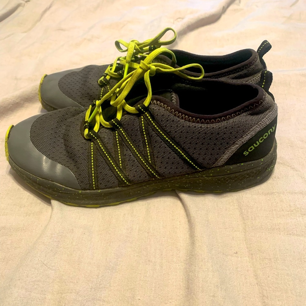 Boys size 5.5Y Saucony shoes